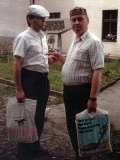 Odpowiedzialny krajowy w latach 1990–1998 ks. Józef Adamowicz (z prawej) przed wyjazdem na misje do Uzbekistanu. Obok ks. Joachim Waloszek, Legnica 1999